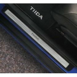 Накладка на порог передней двери (цена за 1 шт.) Nissan Tiida (Ниссан Тиида C11)